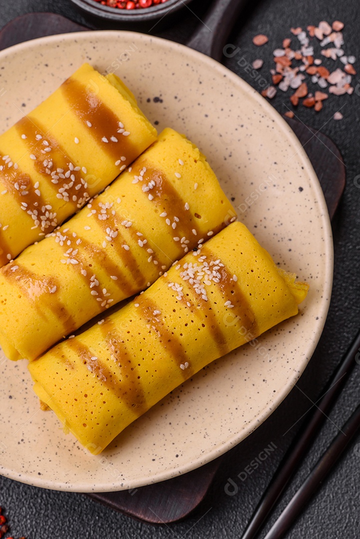 Panquecas saborosas em um prato mesa