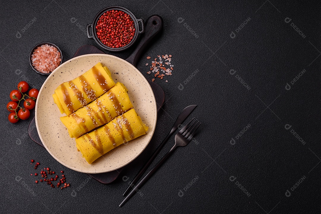 Panquecas saborosas em um prato mesa