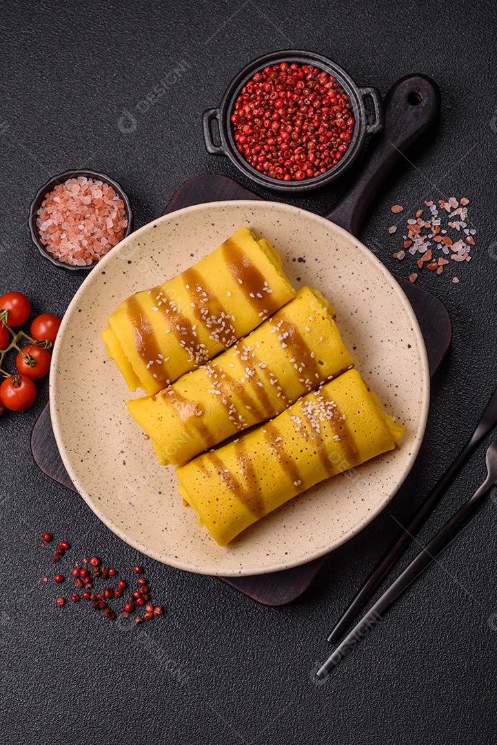 Panquecas saborosas em um prato mesa