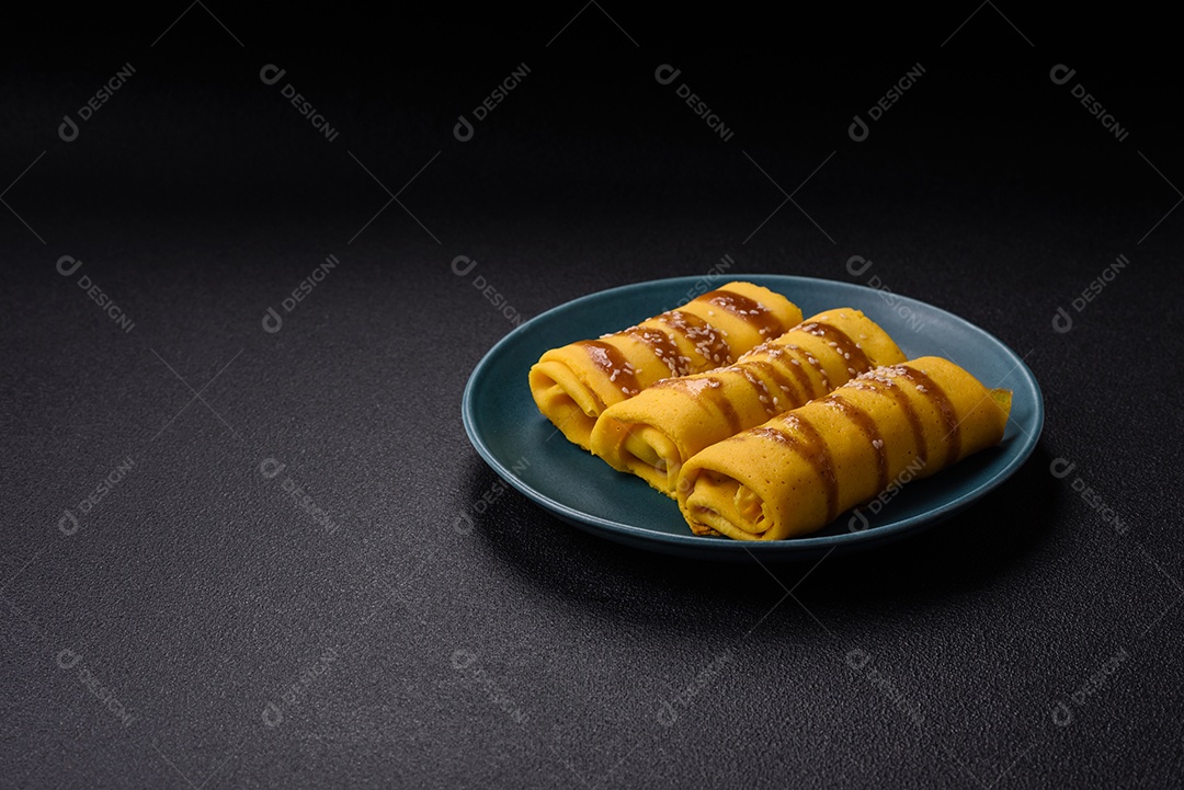 Panquecas saborosas em um prato mesa