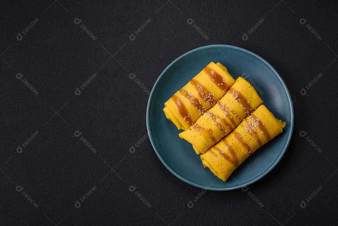 Panquecas saborosas em um prato mesa