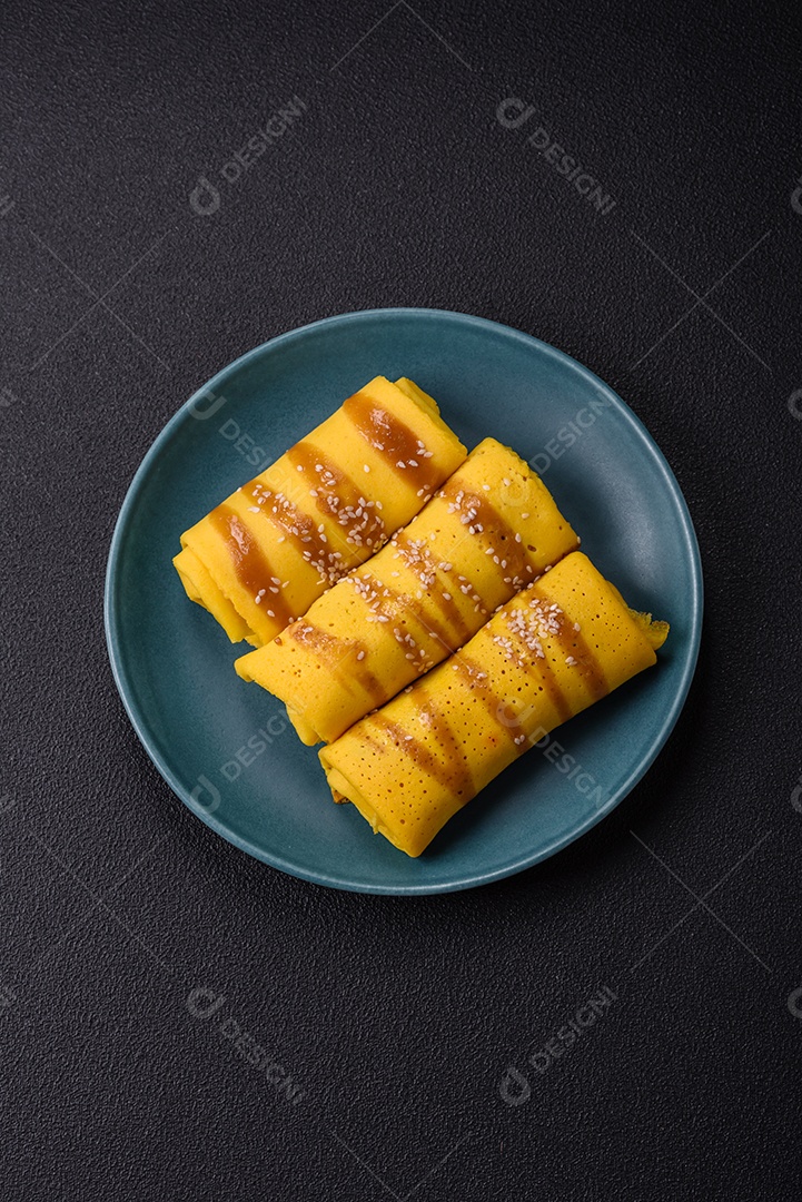 Panquecas saborosas em um prato mesa