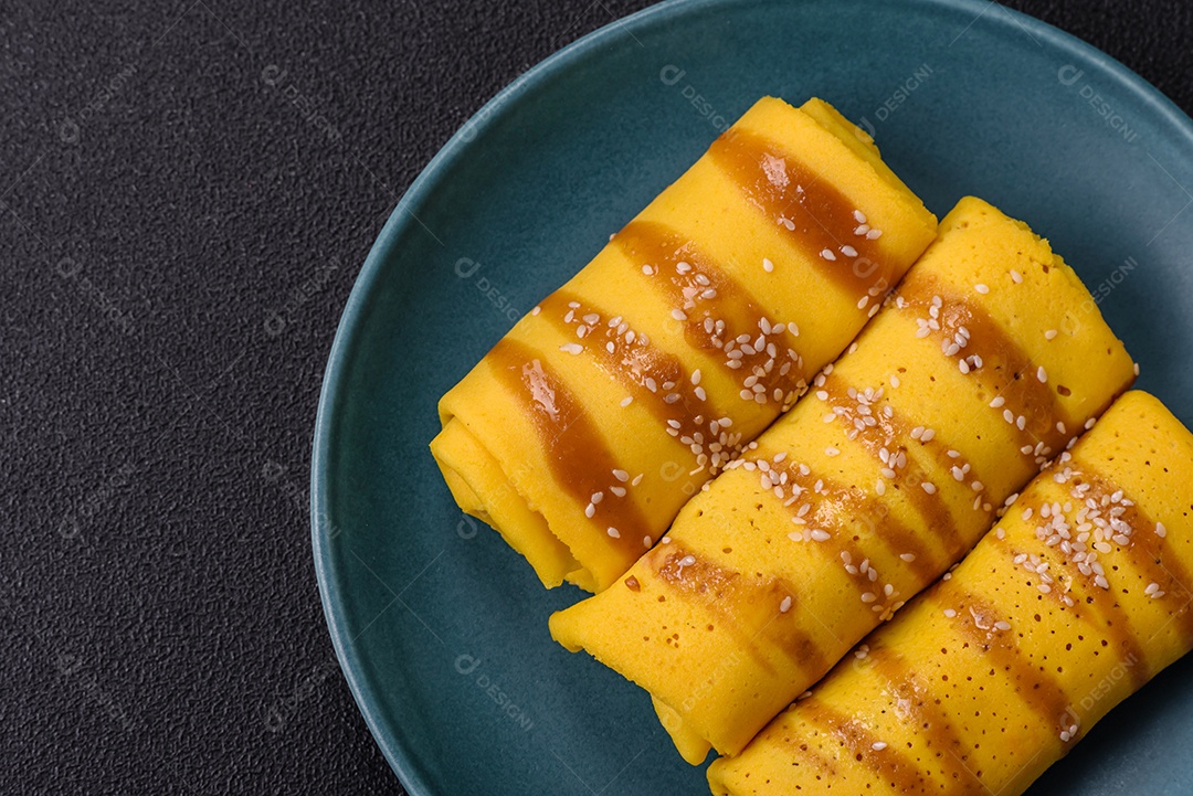 Panquecas saborosas em um prato mesa