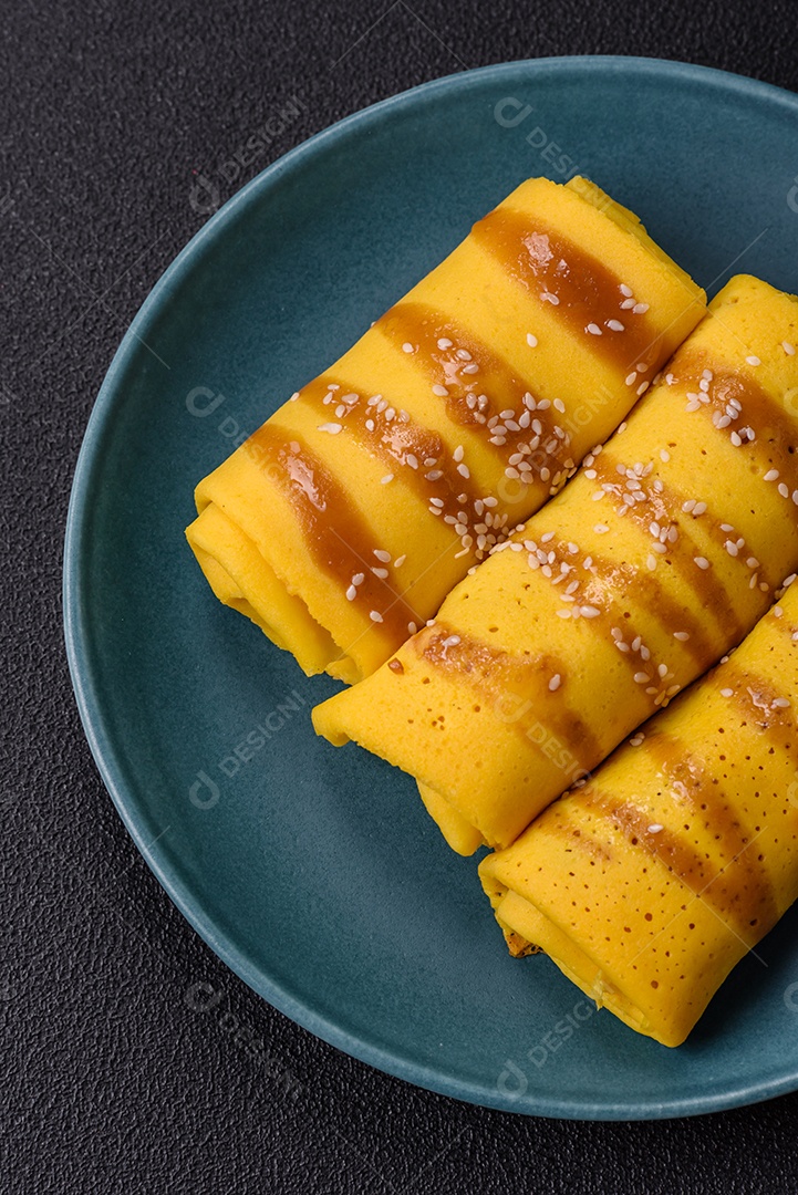 Panquecas saborosas em um prato mesa