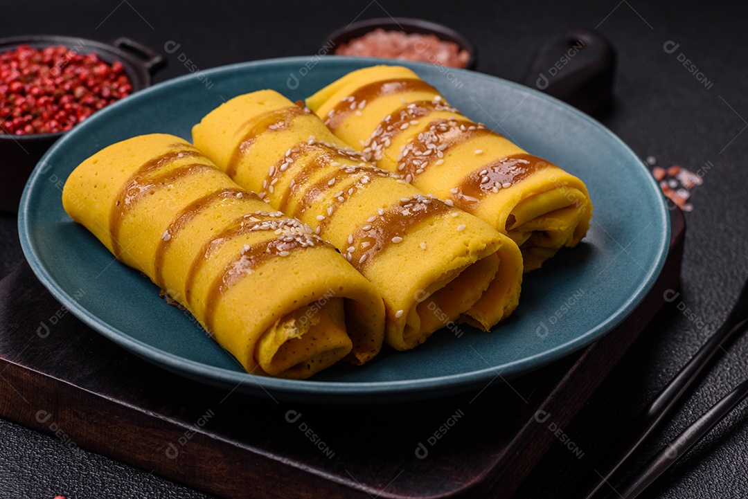 Panquecas saborosas em um prato mesa