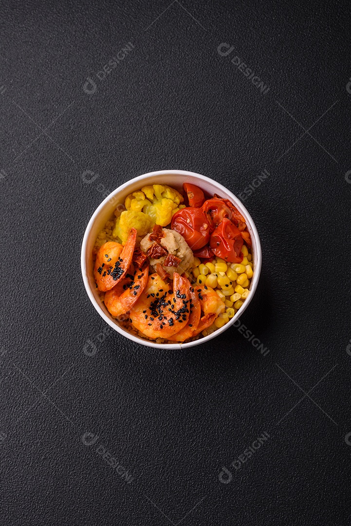 Fritas com legumes em uma mesa concreto