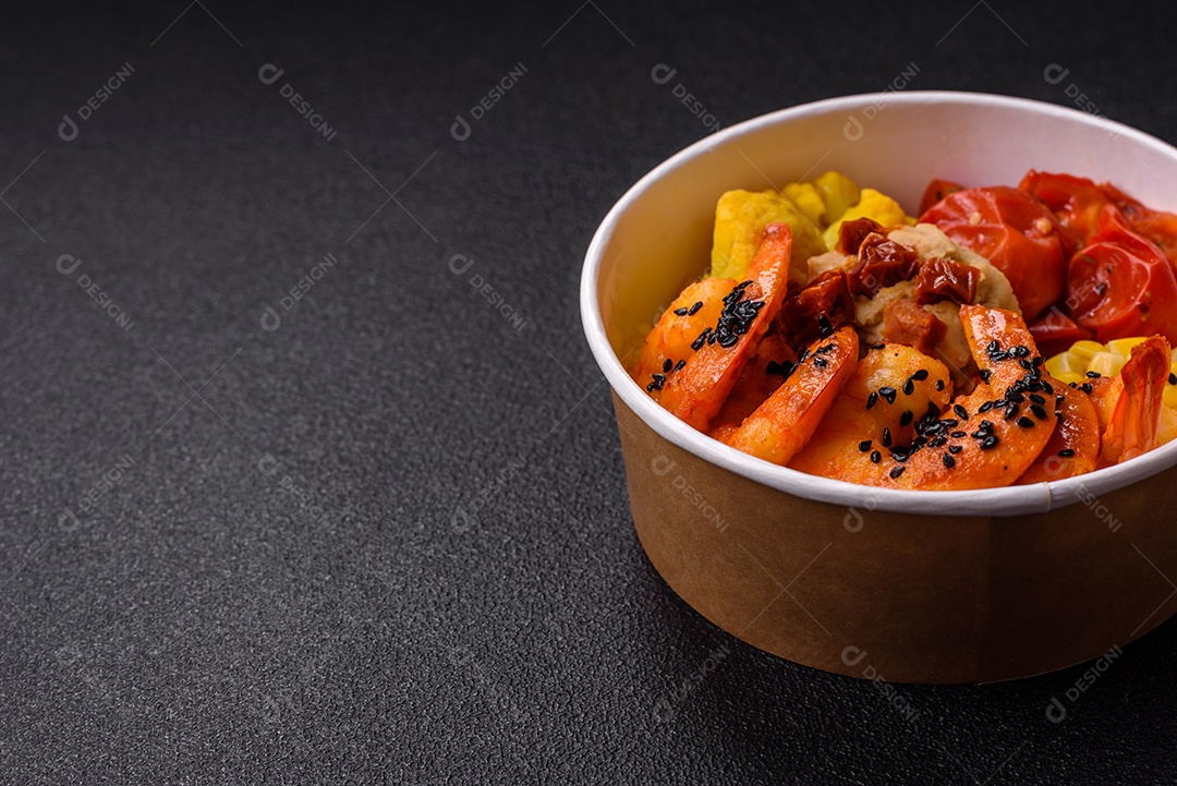 Fritas com legumes em uma mesa concreto