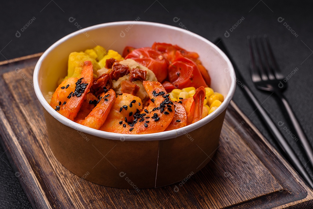 Fritas com legumes em uma tábua de madeira