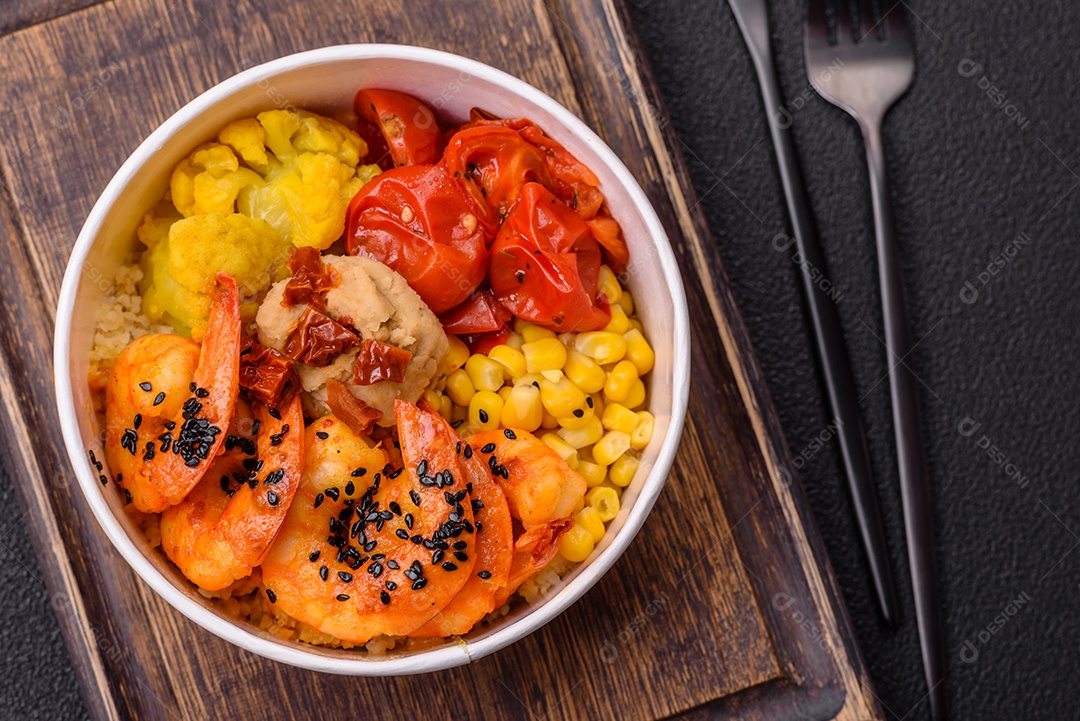 Fritas com legumes em uma tábua de madeira