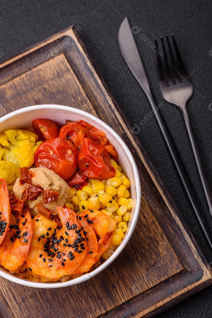 Fritas com legumes em uma tábua de madeira