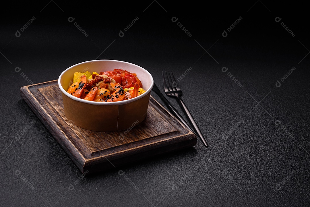 Fritas com legumes em uma tábua de madeira