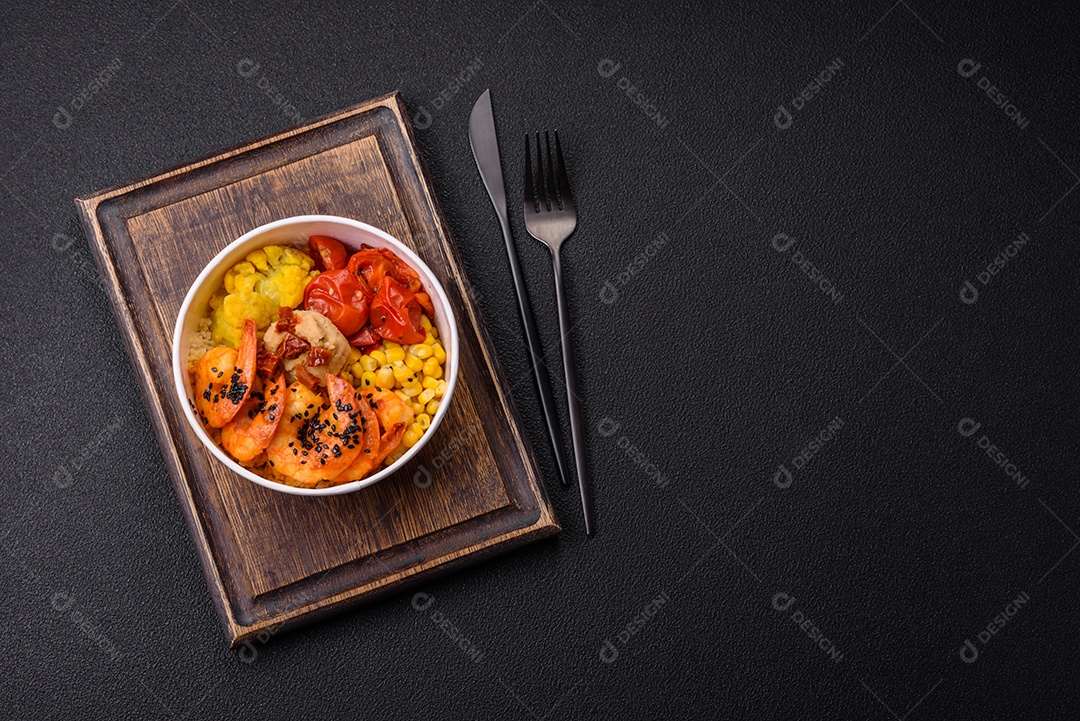 Fritas com legumes em uma tábua de madeira