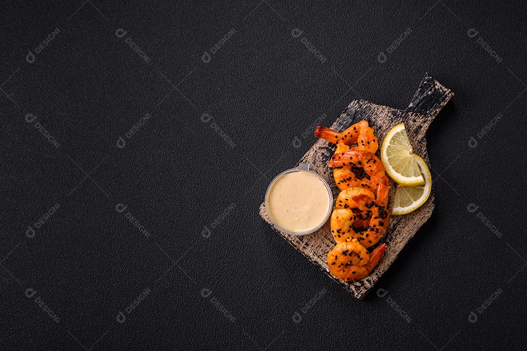 Fritas com limão e molho em uma tábua de madeira