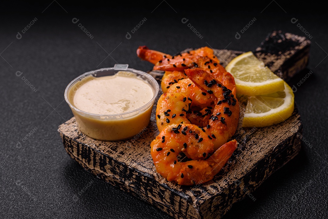 Fritas com limão e molho em uma tábua de madeira