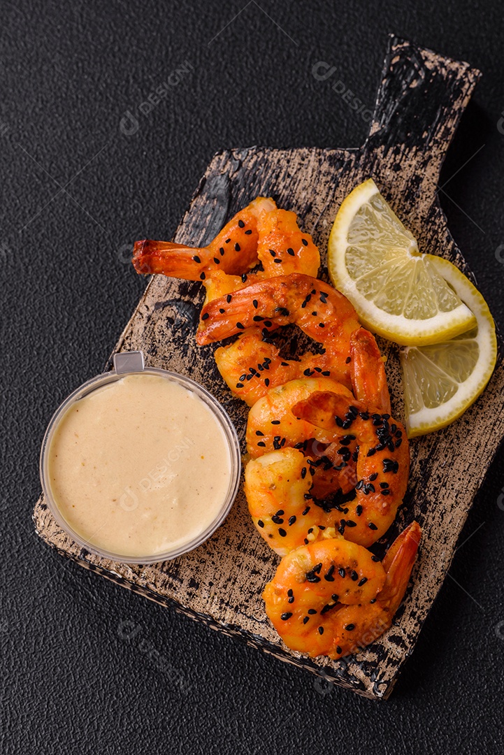 Fritas com limão e molho em uma tábua de madeira