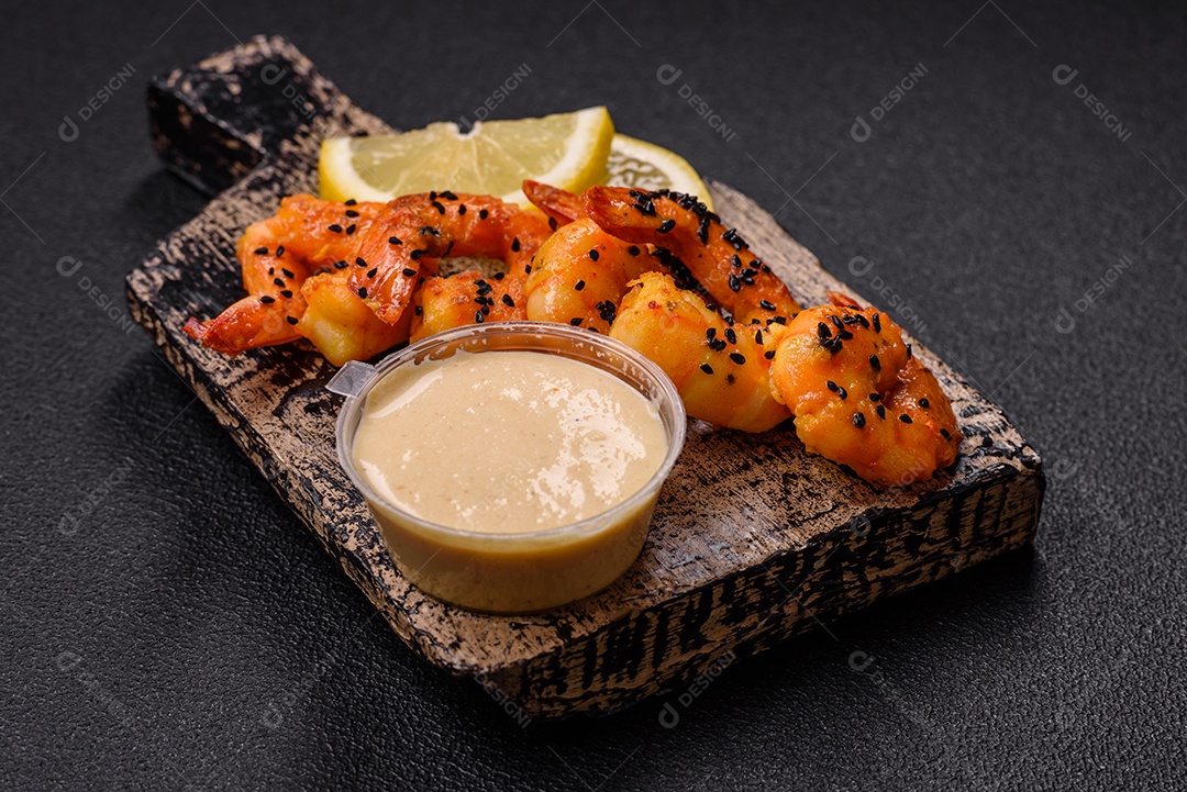 Fritas com limão e molho em uma tábua de madeira