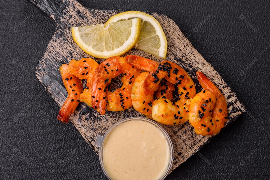Fritas com limão e molho em uma tábua de madeira