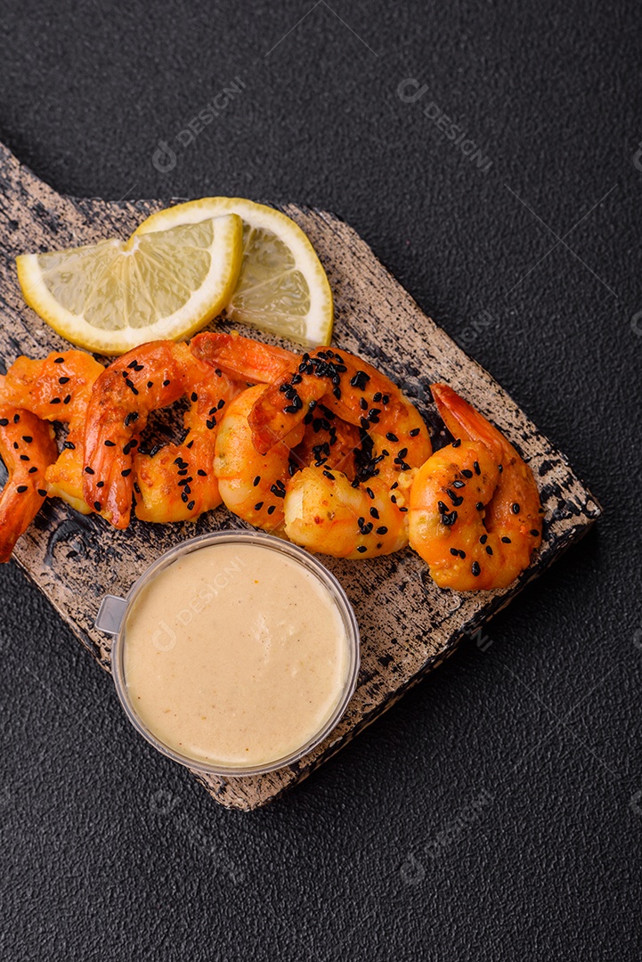 Fritas com limão e molho em uma tábua de madeira