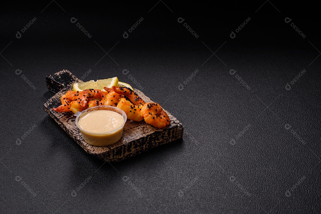 Fritas com limão e molho em uma tábua de madeira