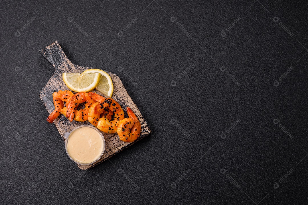 Fritas com limão e molho em uma tábua de madeira
