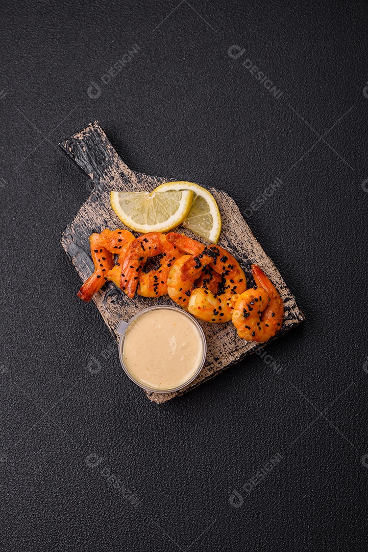 Fritas com limão e molho em uma tábua de madeira