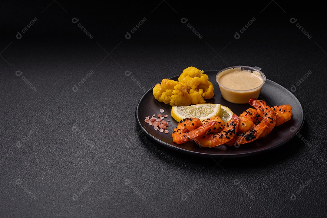 Fritas com limão e molho em uma tábua de madeira