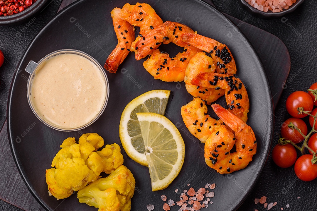 Fritas com limão e molho em uma tábua de madeira