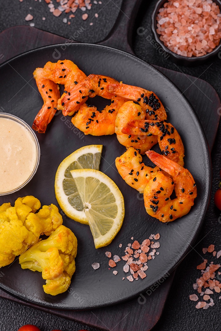 Fritas com limão e molho em uma tábua de madeira