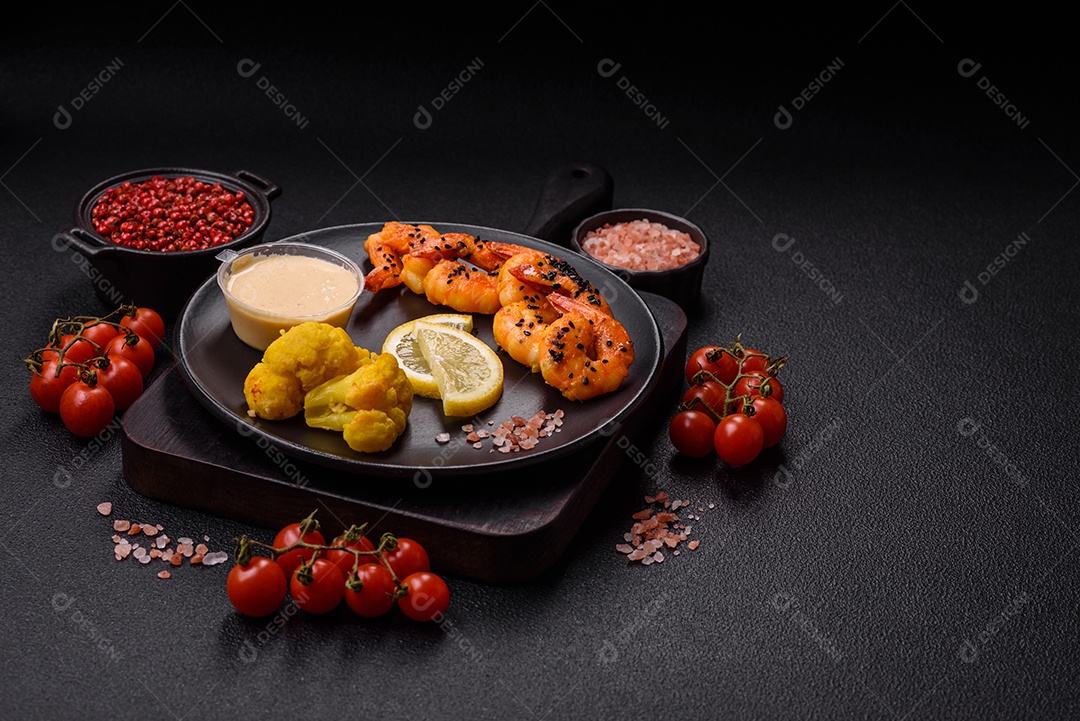 Fritas com limão e molho em uma tábua de madeira