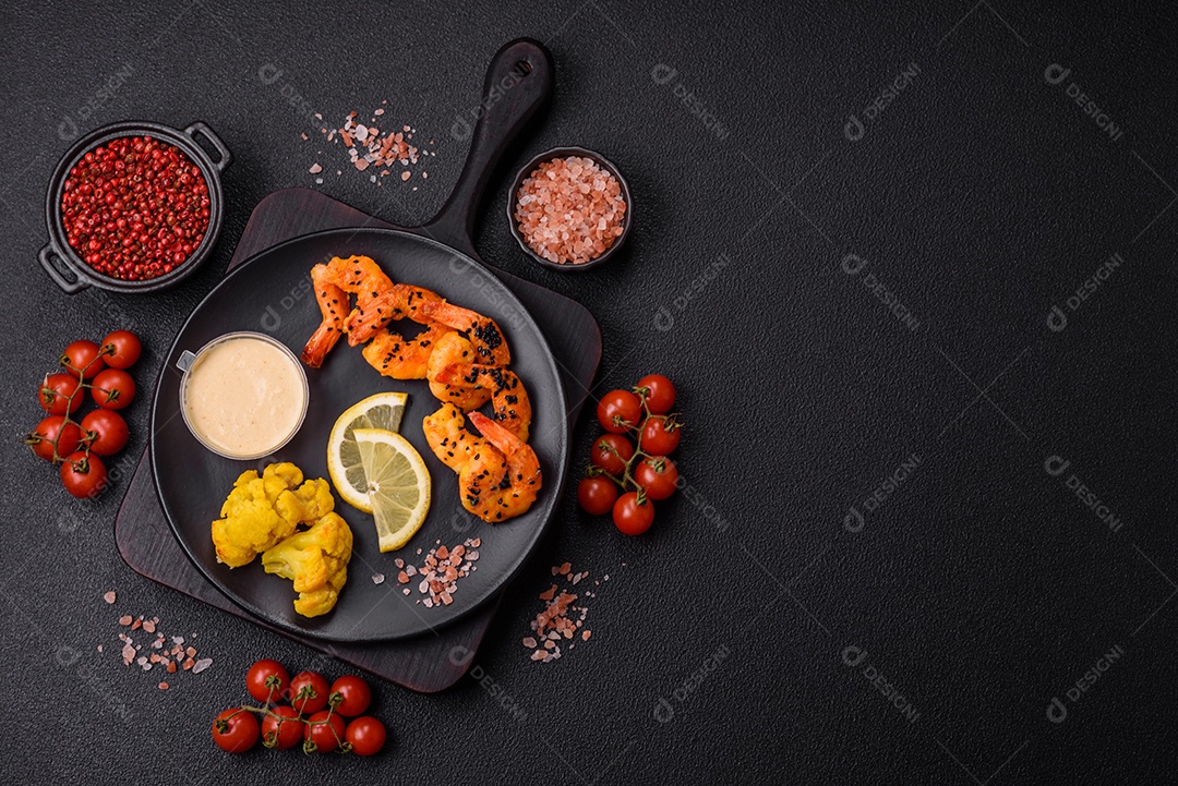 Fritas com limão e molho em uma tábua de madeira