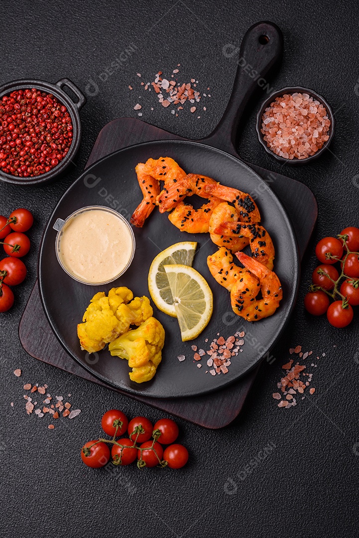 Fritas com limão e molho em uma tábua de madeira