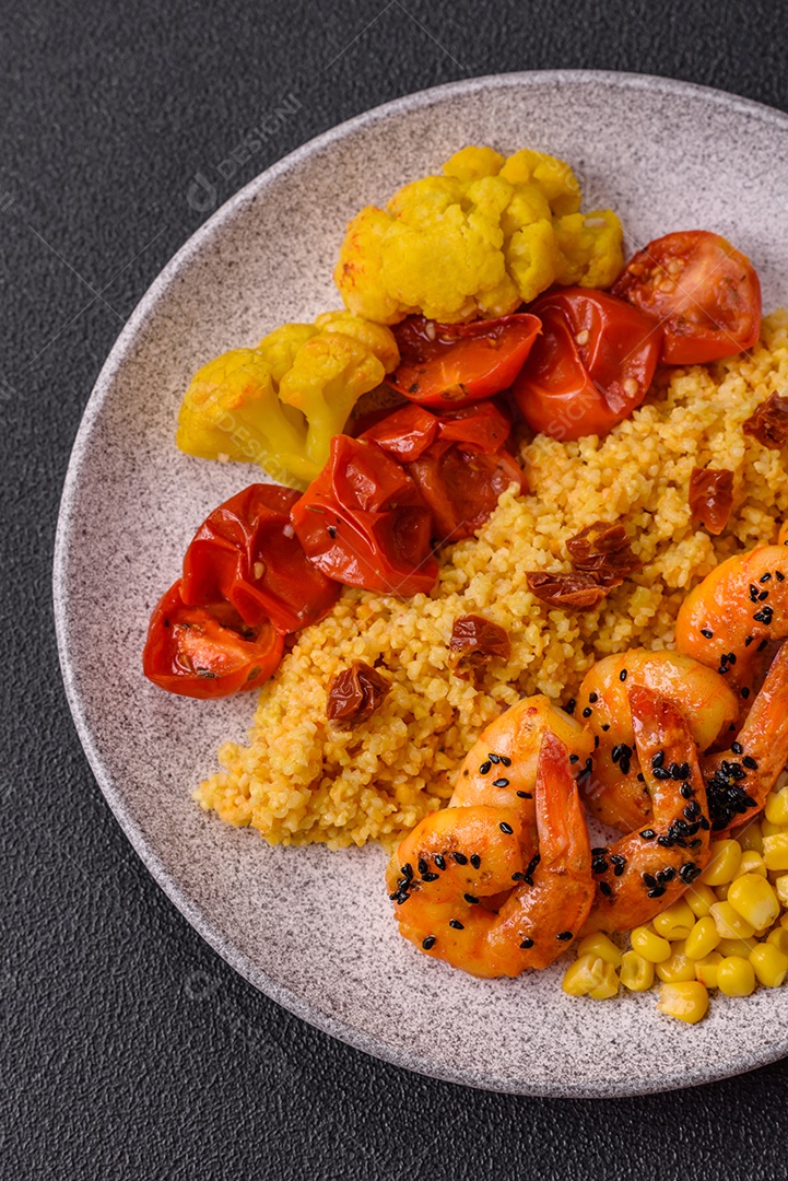Camarões com legumes em uma mesa de concreto