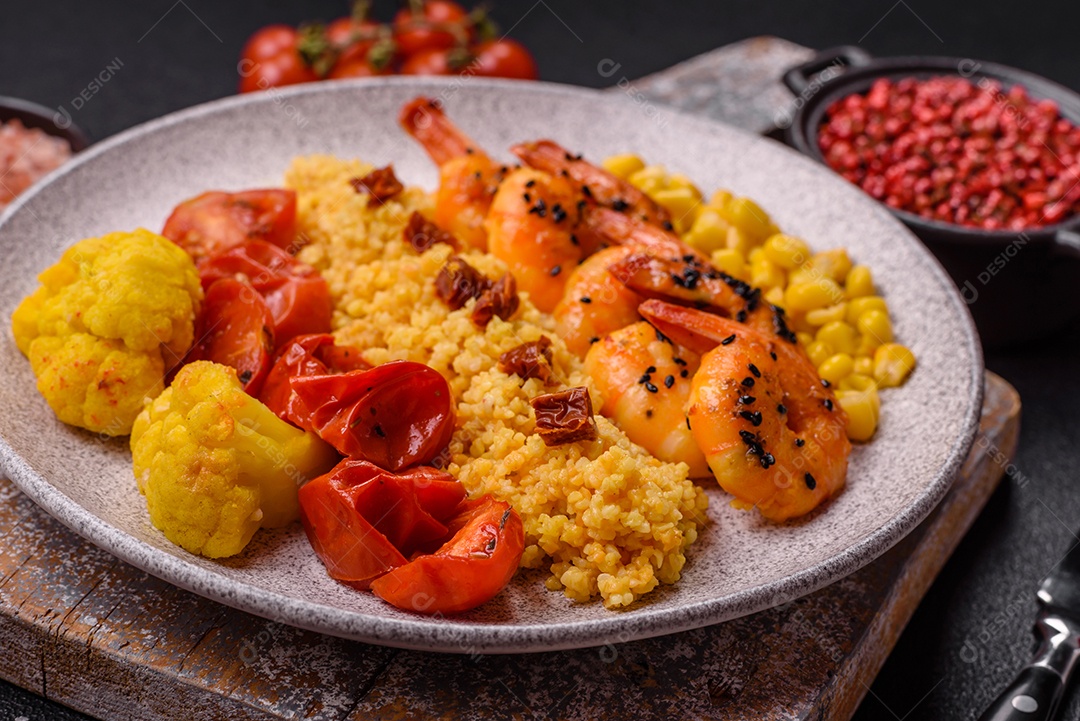 Camarões com legumes em uma mesa de concreto