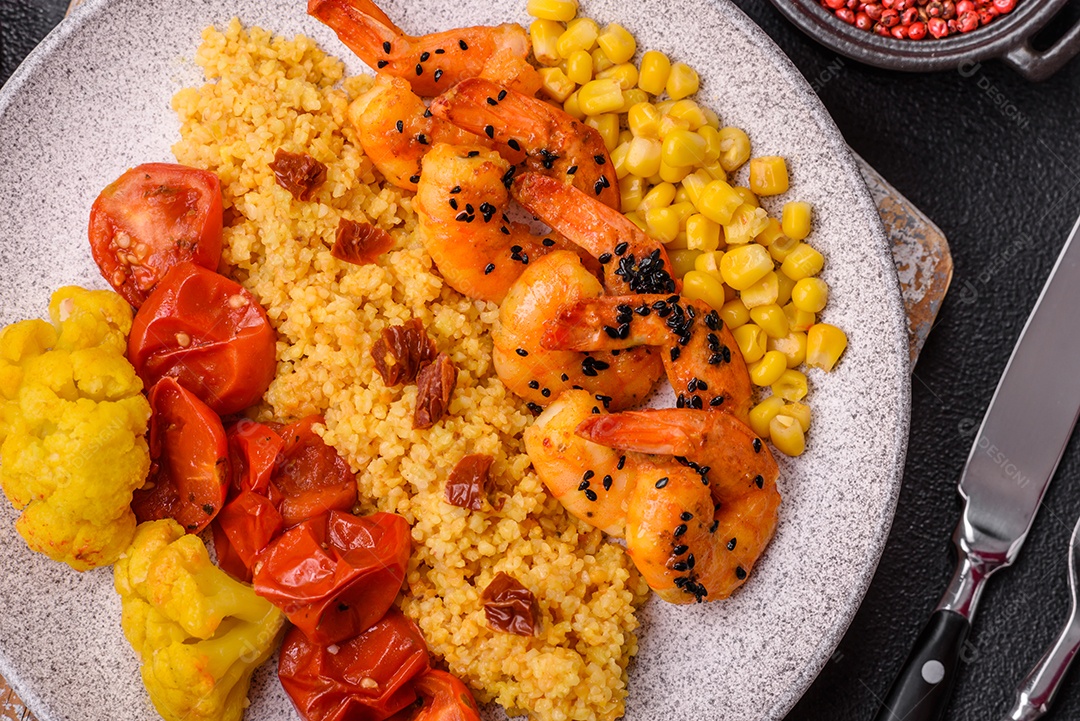 Camarões com legumes em uma mesa de concreto