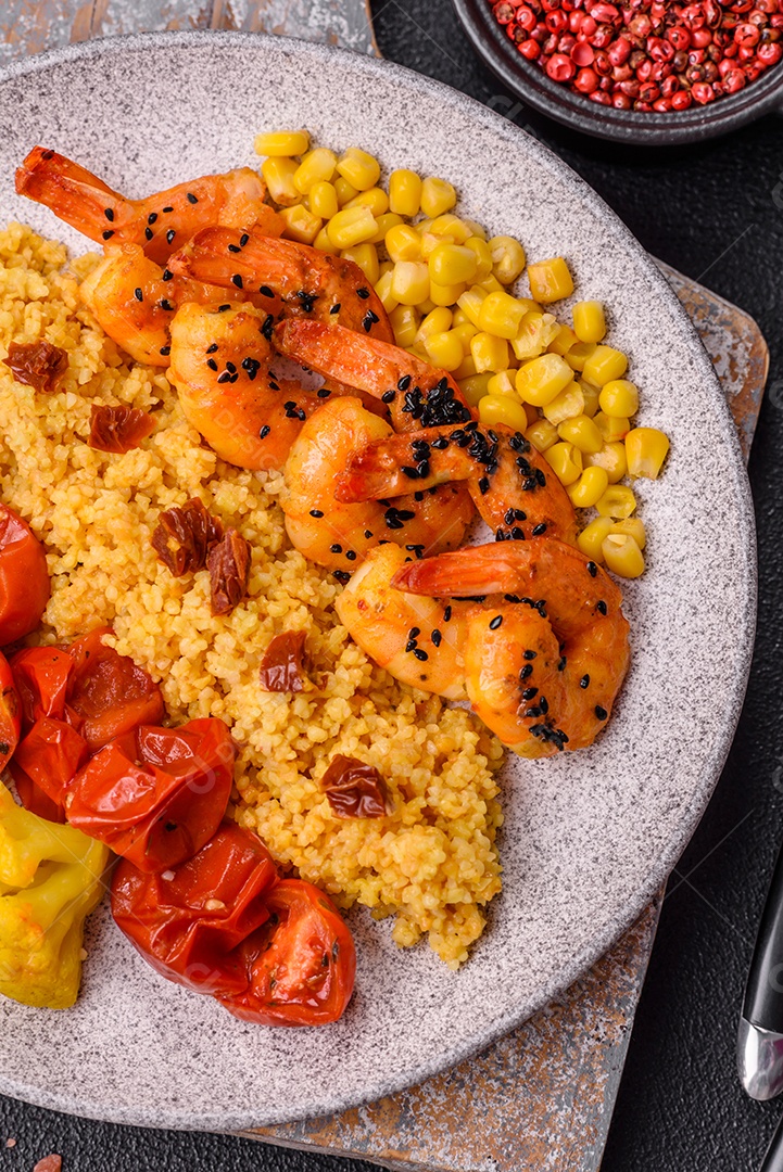 Camarões com legumes em uma mesa de concreto