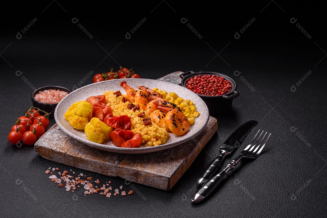 Camarões com legumes em uma mesa de concreto