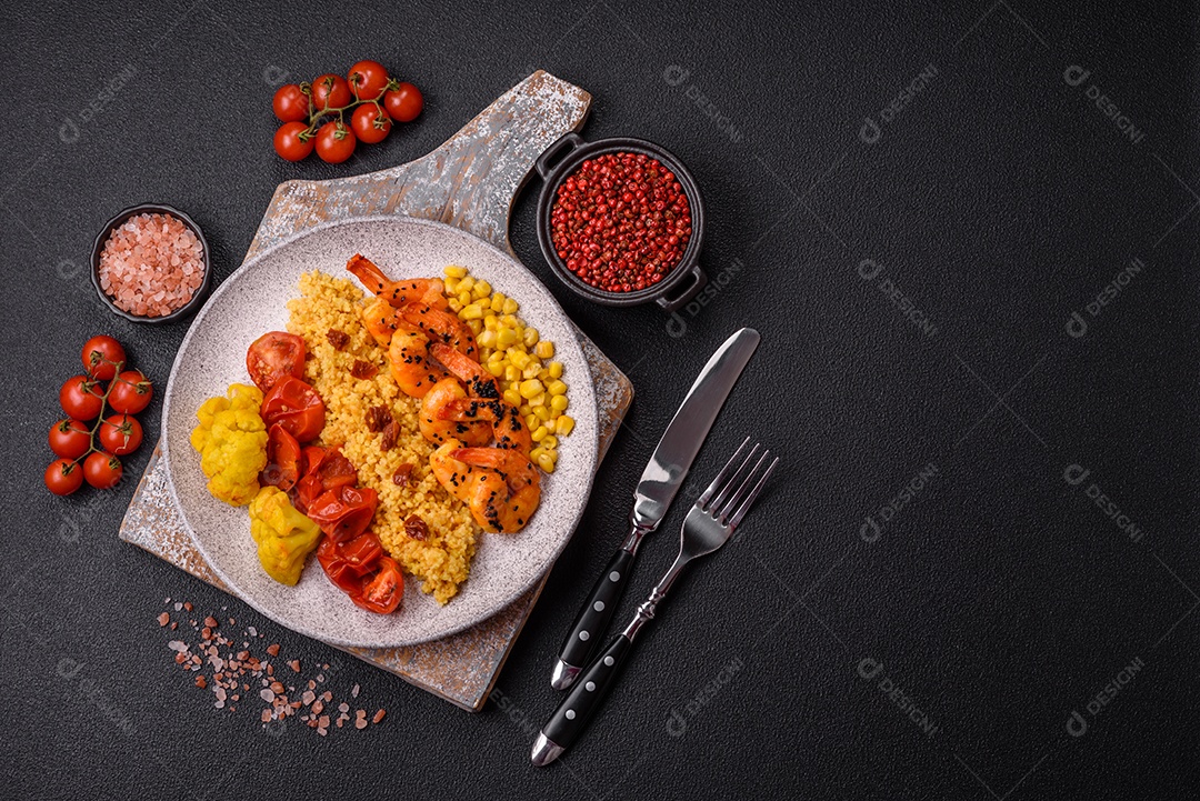 Camarões com legumes em uma mesa de concreto