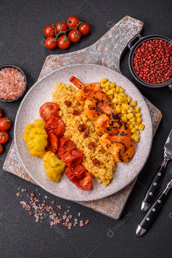 Camarões com legumes em uma mesa de concreto