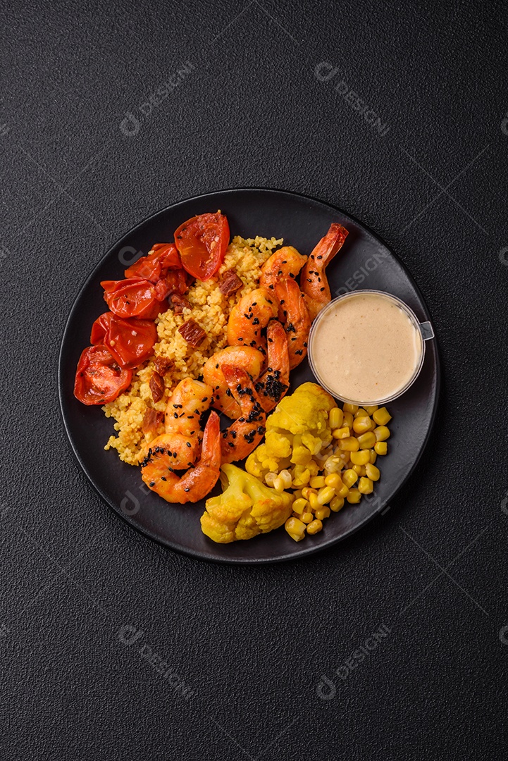 Camarões com legumes em uma mesa de concreto