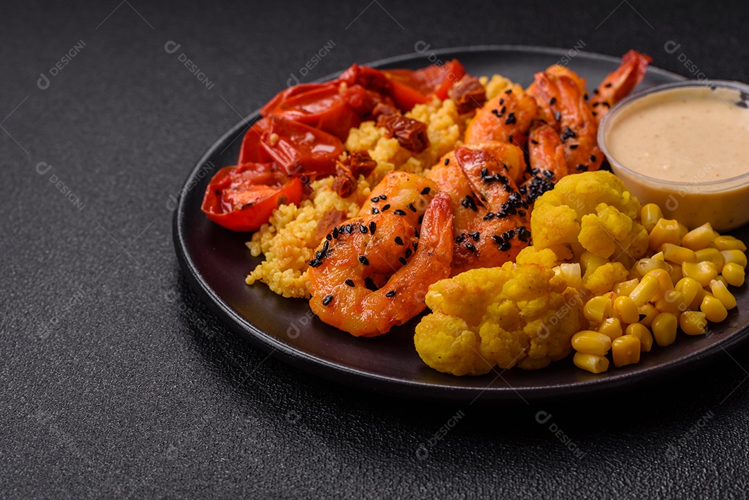 Camarões com legumes em uma mesa de concreto