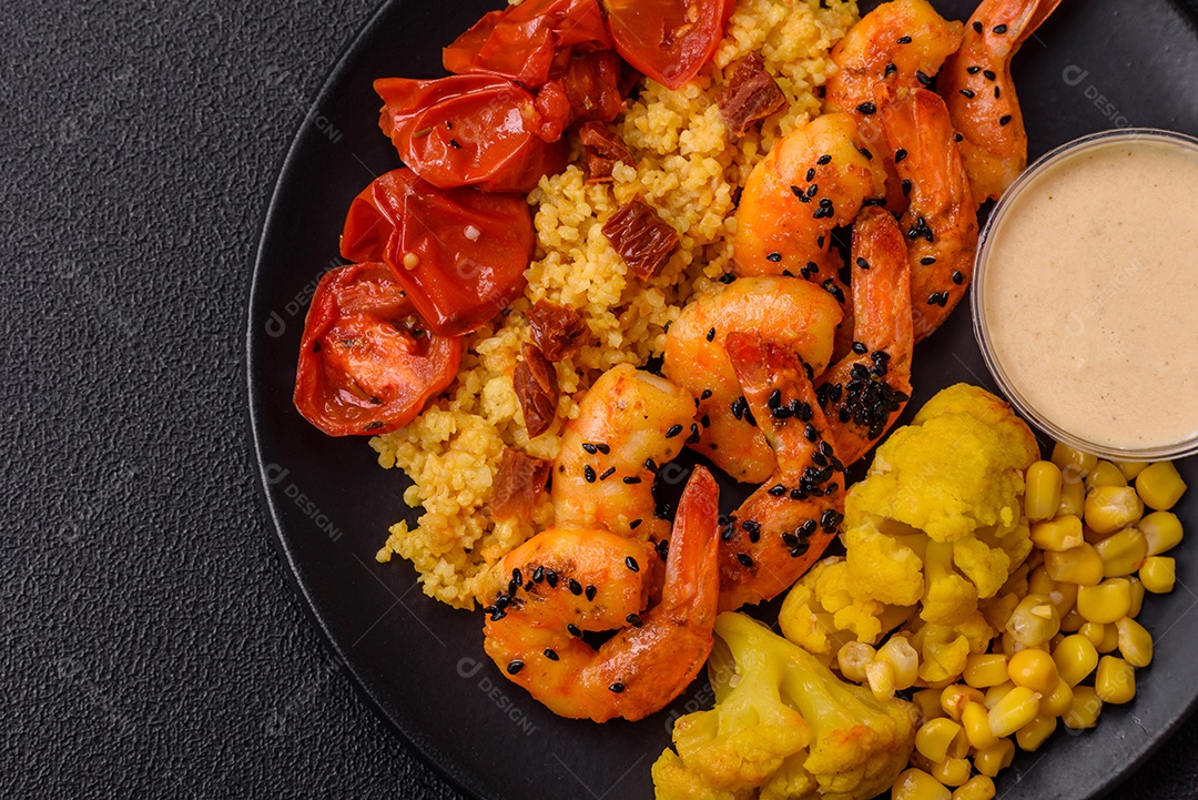 Camarões com legumes em uma mesa de concreto