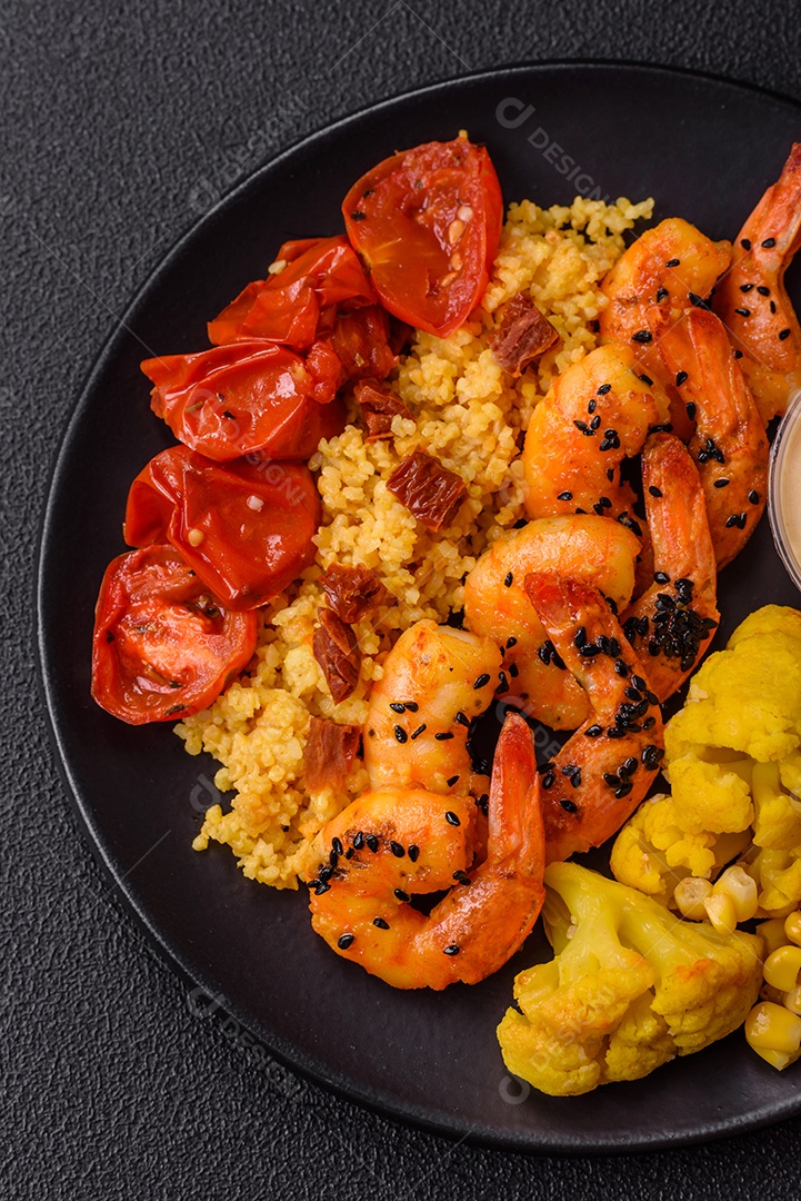 Camarões com legumes em uma mesa de concreto