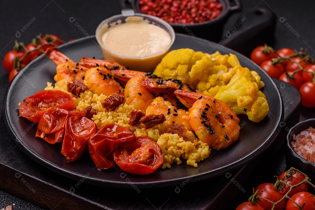 Camarões com legumes em uma mesa de concreto