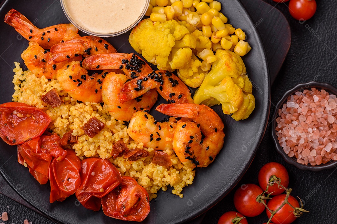 Camarões com legumes em uma mesa de concreto