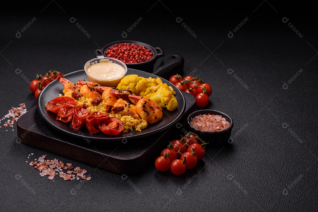 Camarões com legumes em uma mesa de concreto