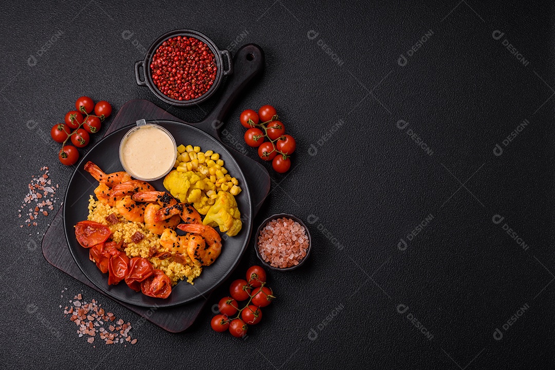 Camarões com legumes em uma mesa de concreto