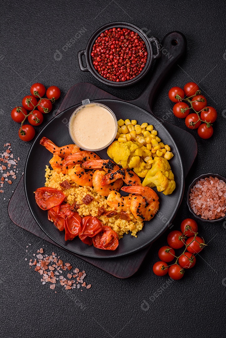 Camarões com legumes em uma mesa de concreto