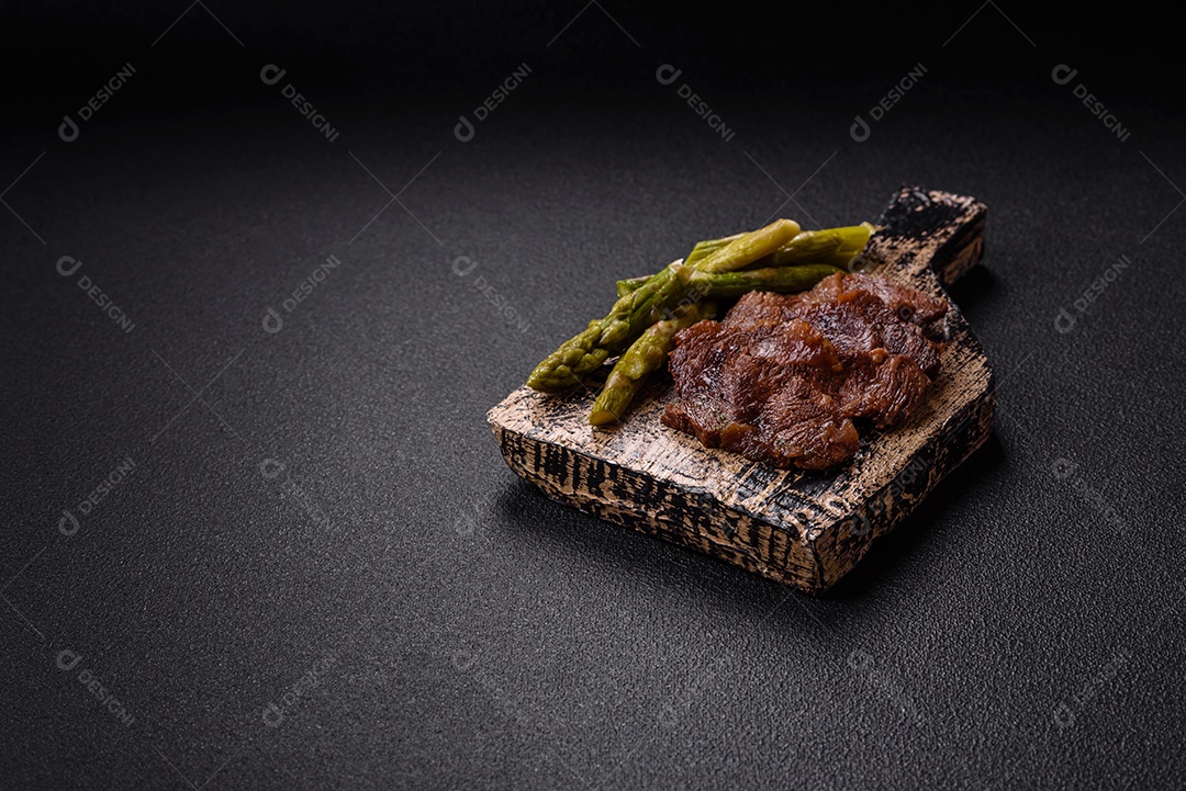 Bifes delicioso em uma mesa de concreto