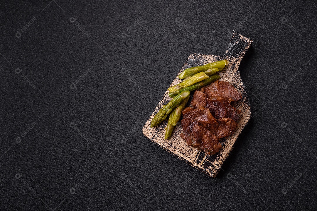 Bifes delicioso em uma mesa de concreto
