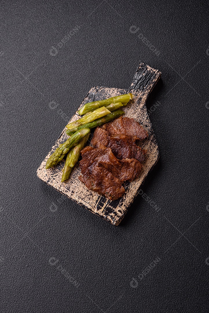 Bifes delicioso em uma mesa de concreto